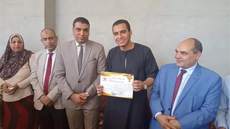 تسليم شهادات 5 دورات تدريبية بالمشاودة في سوهاج..صور