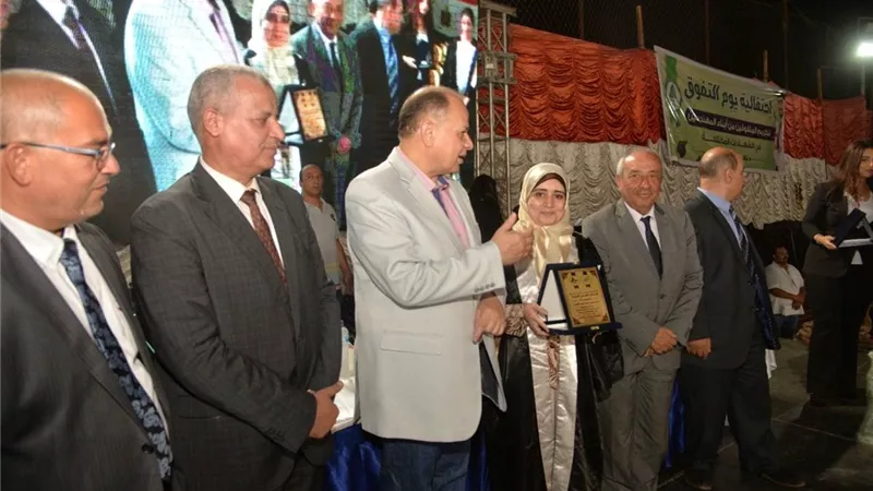 محافظ أسيوط ونقيب عام المهندسين يكرمان المتفوقين دراسيا ..صور