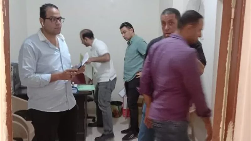 تشميع معملين للتحاليل وتحرير محضر لمنشأه طبية بديرب نجم..صور