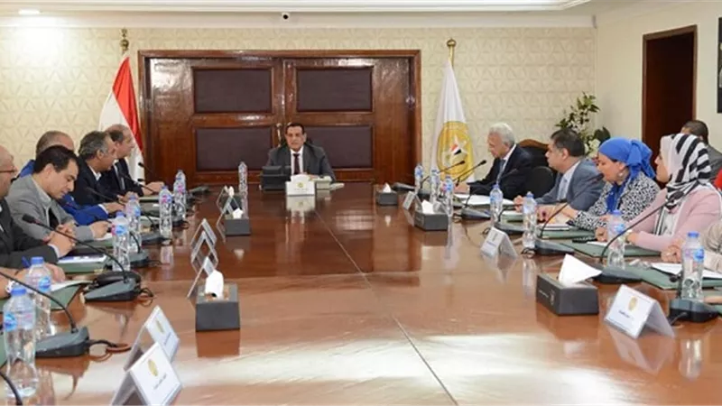 وزير التنمية المحلية يرأس الاجتماع التنسيقى الأول للجنة الوزارية
