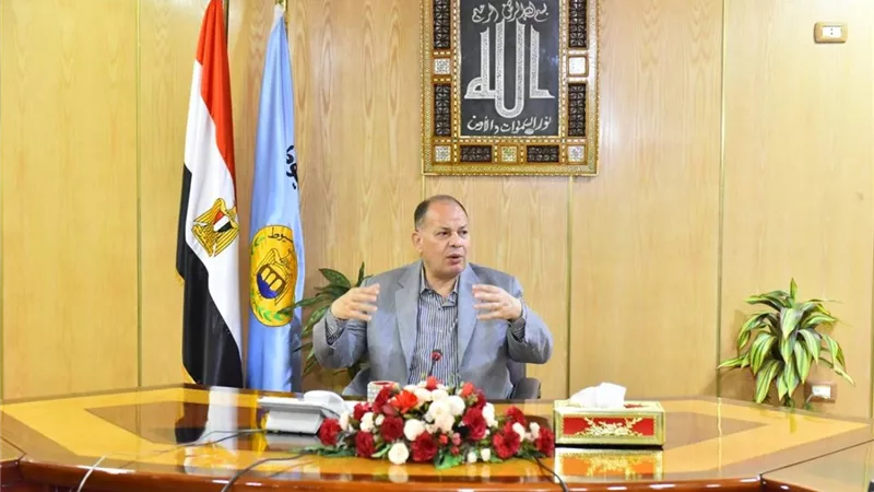 محافظ أسيوط يناقش موقف مشروعات حياة كريمة بالقطاع الصحي..صور