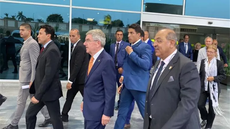 وصول رئيس اللجنة الأولمبية الدولية الى القاهرة .. صور