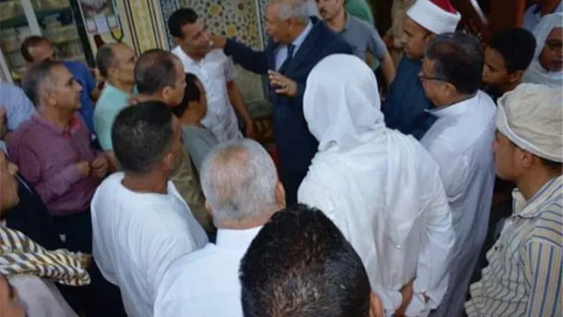 الزملّوط يستجيب لمطالب أهالى حى ابوخالد بالخارجة عقب أداء صلاة الجمعة