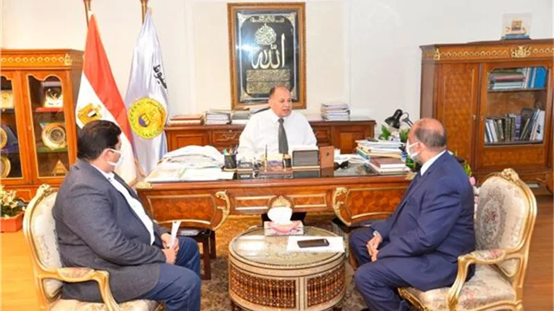 محافظ أسيوط يلتقي مسئولي الري لمتابعة جهود إزالة التعديات على الترع