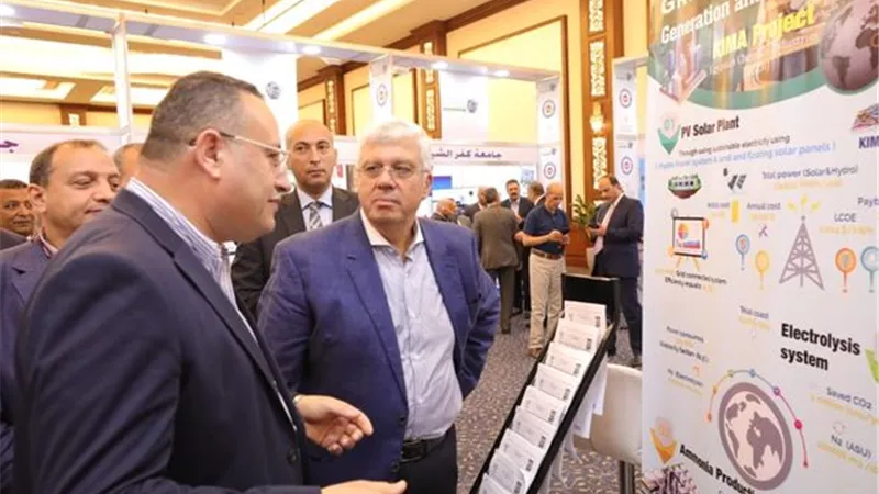 عاشور يتفقد معرض الجامعات الحكومية لمواجهة التغيرات المناخية