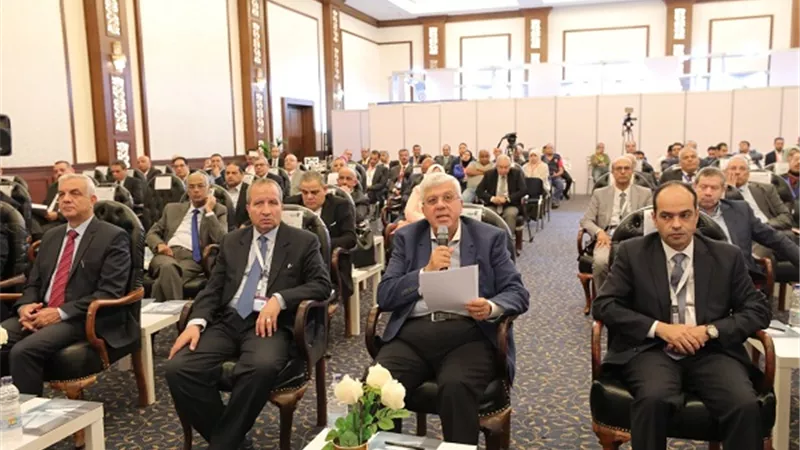 ايمن عاشور يتفقد معرض الجامعات لمواجهة التغيرات المُناخية