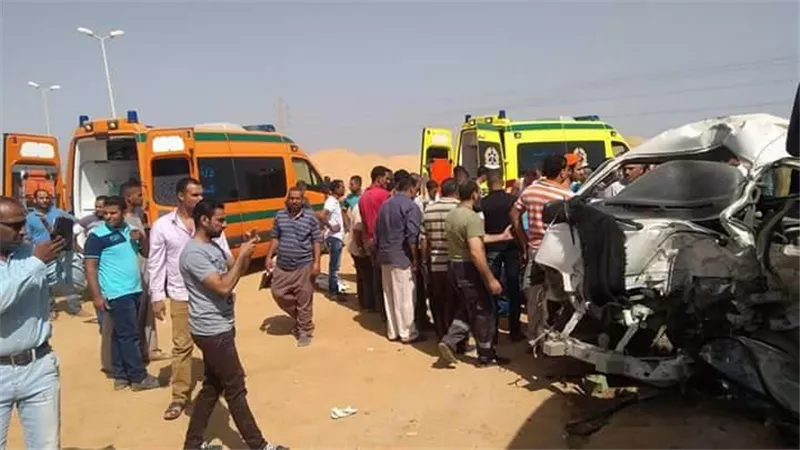 مصرع وإصابة 9 في تصادم ميكروباص وتريلا بطريق الضبعة