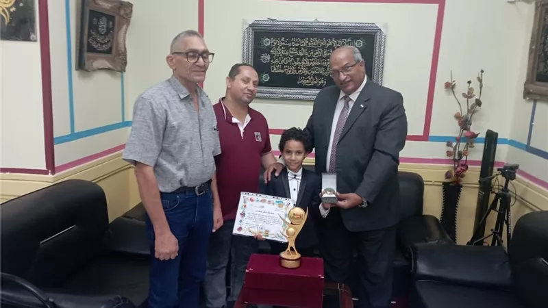 تكريم الطالب محمد فكري الفائز بجائزة الدولة للمبدع الصغير ببنى سويف