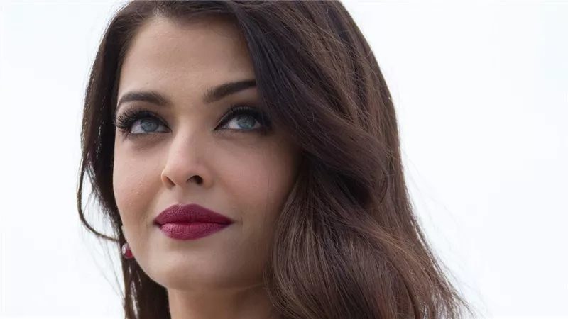 اطلالة ساحرة لـ ايشواريا راى تخطف الانظار.. صور