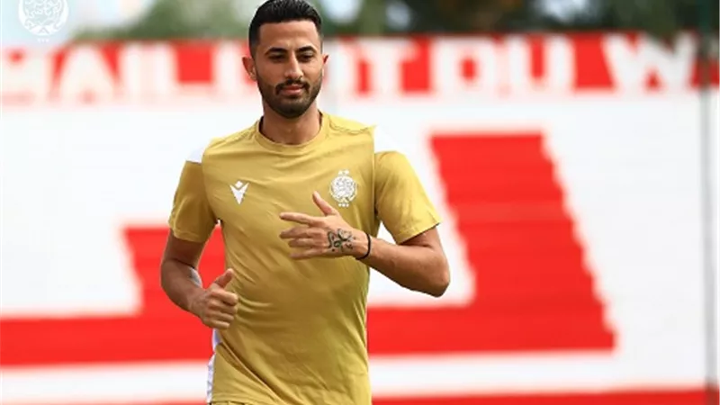 الوداد المغربى يحتفي بأيمن الحسوني بعد خوضه 200 مباراة رسمية