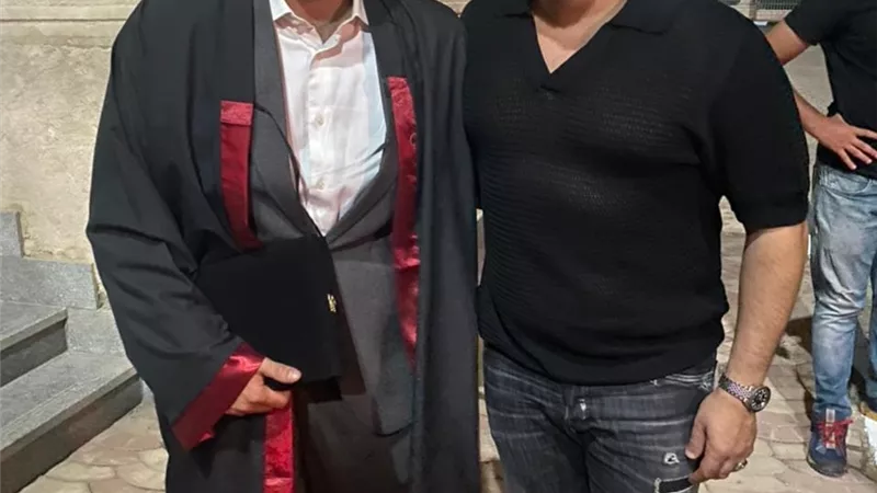 بعد 20 عامًا من التأجيلات.. أيمن بهجت قمر يحتفل بتخرجه من الجامعة
