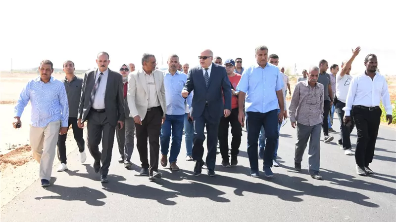 محافظ قنا يتفقد العمل بطريق السماينة بنجع حمادى