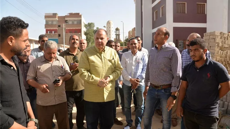 محافظ أسيوط يتفقد أعمال إنشاء الوحدة الصحية ومركز تنمية الأسرة