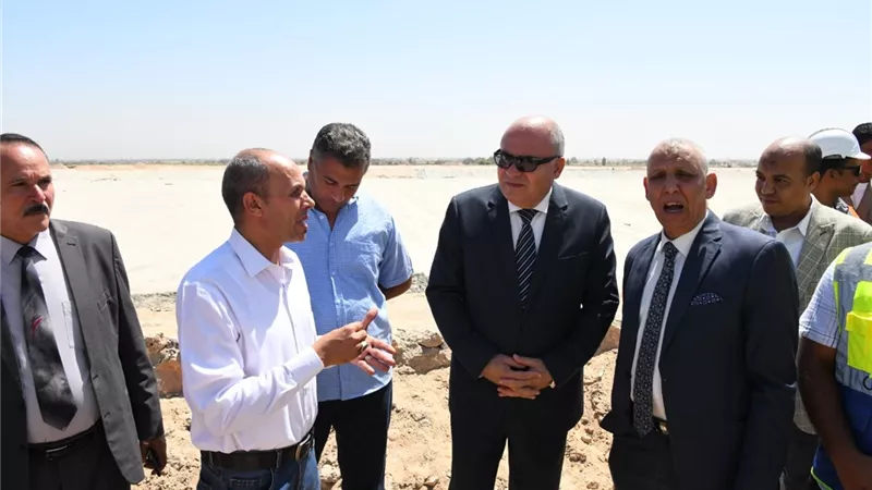 محافظ قنا يتفقد العمل بمشروع توسعات محطة معالجة الصرف الصحى بأبوتشت