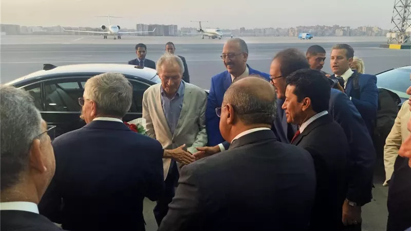 رئيس اللجنة الأولمبية الدولية يصل القاهرة وصبحي يستقبله بالمطار