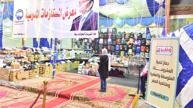 رئيس جامعة أسيوط يتفقد معرض المستلزمات المدرسية و الحرف التراثية