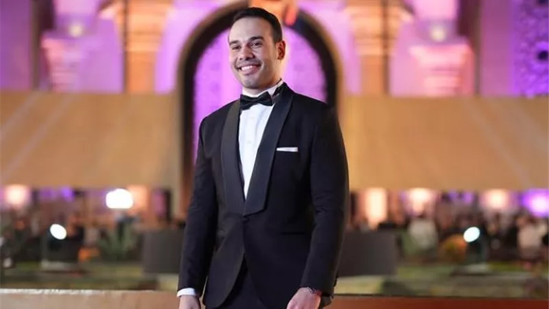 عزوز عادل يخطف الأنظار بإطلالة أنيقة من مهرجان الدراما