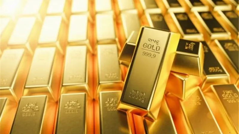 الذهب يتراجع لأدنى مستوى منذ عامين ونصف متأثرا بارتفاع الدولار