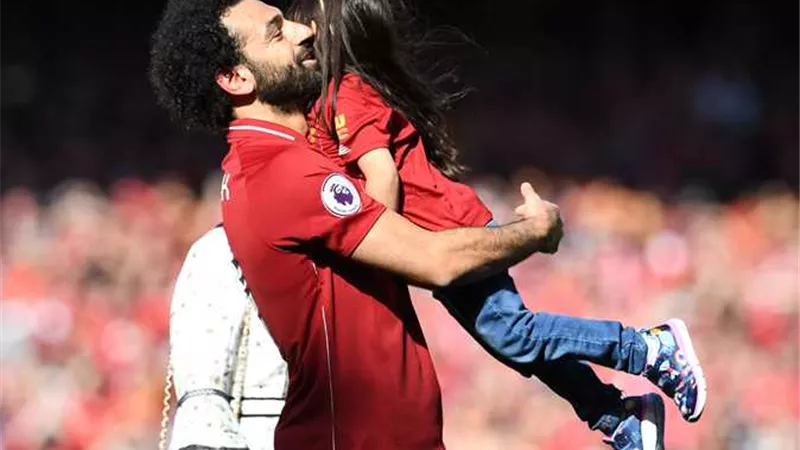 رابطة الدوري الإنجليزي توجه رسالة إلى مكة محمد صلاح.. فيديو