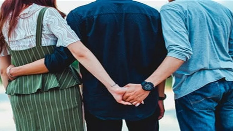 سافر لتوفير حياة كريمة لأسرته.. دخلت في علاقة مع جارها وحملت منه