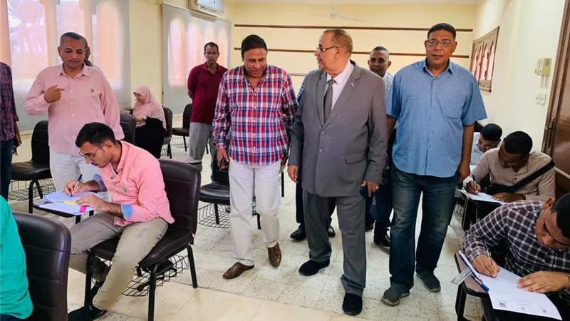 رئيس جامعة الأقصر يتفقد أعمال امتحانات الدور الثاني للدبلوم التربوي