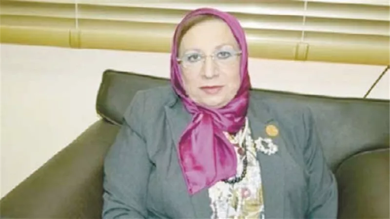 إيناس عبدالحليم تفتح ملف تعثر تطبيق التأمين الصحي على الطلاب