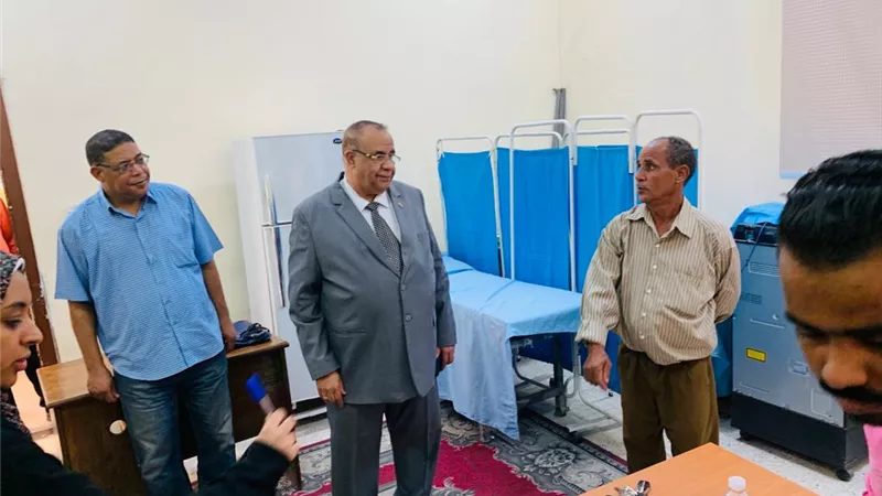 رئيس جامعة الأقصر يتفقد أعمال الكشف الطبي للطلاب الجدد بكلية الآثار