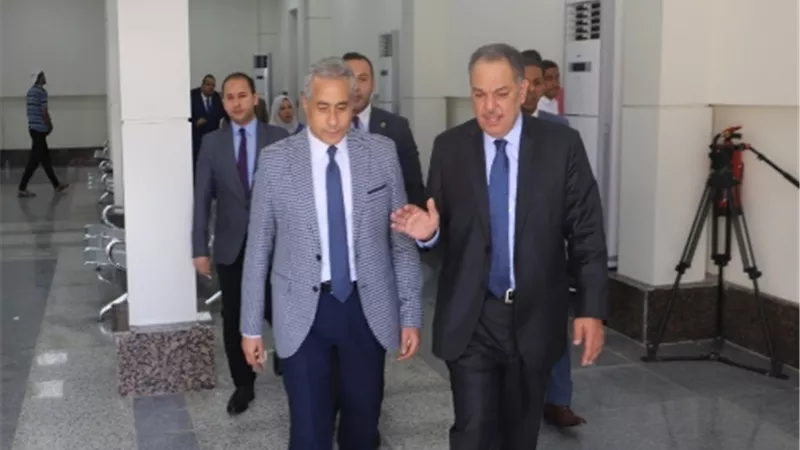 شحاتة وسفير الكويت يتفقدان 