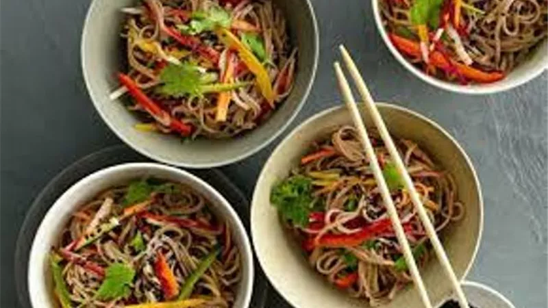 سلطة نودلز بالخضار للعزومات