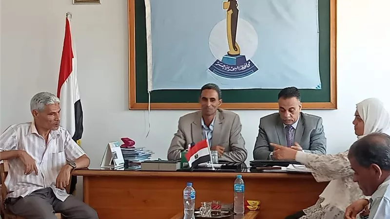 وكيل وزارة التضامن بالبحر الأحمر يبحث مشكلات الإدارات الفنية ..صور