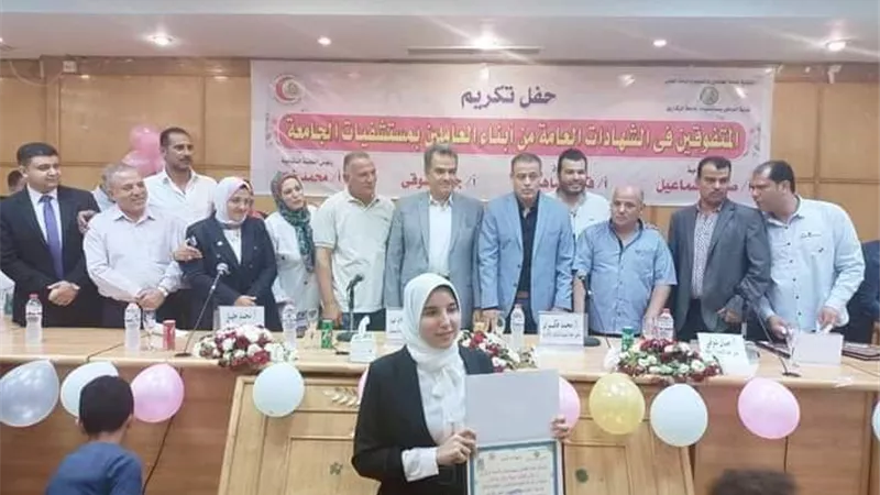 عميد طب الزقازيق يكرم المتفوقين من أبناء العاملين بمستشفيات الجامعة