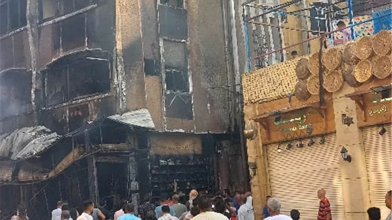 حريق هائل يلتهم عمارة سكنية بالسوق السياحي بمدينة أسوان