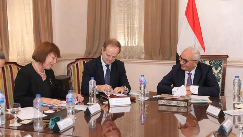 وزير التعليم يلتقي السفير البريطاني بالقاهرة لمناقشة التعاون المشترك