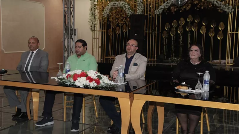 محافظ بني سويف يكرًم نائبة البرلمان لبلوغها سن الإحالة للمعاش