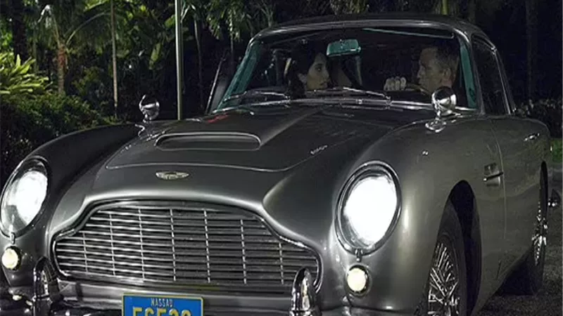 عرض سيارة جيمس بوند الشهيرة للبيع فى مزاد.. والسعر صادم