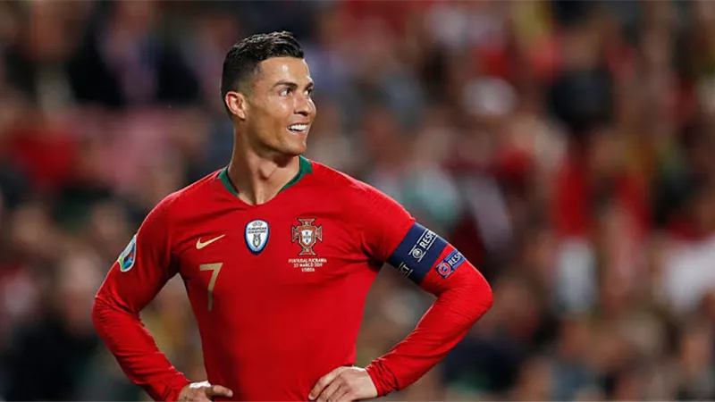 الإعلام والجماهير البرتغالية تطالب باستبعاد رونالدو من المنتخب