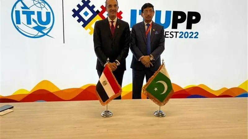 وزير الاتصالات يبحث التعاون مع نظيريه التونسى والباكستانى