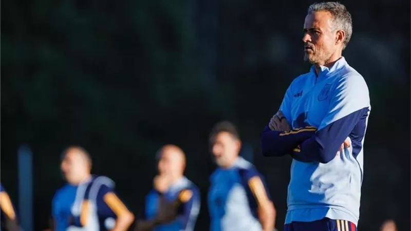 إنريكي يستبعد ثنائى منتخب اسبانيا أمام البرتغال بسبب رونالدو