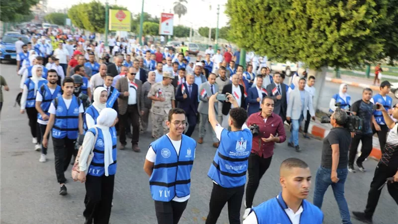 محافظ المنيا يقود مسيرة شبابية على كورنيش النيل احتفالا