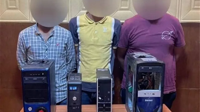 القبض على عصابة سرقة المساكن والمتاجر في الظاهر