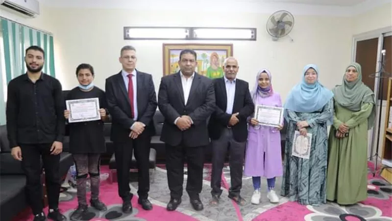 مدير تعليم الوادى يكرم شعراوى والزهراء ثنائى الابداع الأدبي والتعبيرى