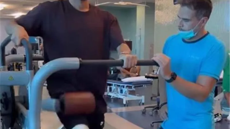 تفاصيل حالة دونجا بعد إجراء جراحة غضروف الركبة.. شاهد