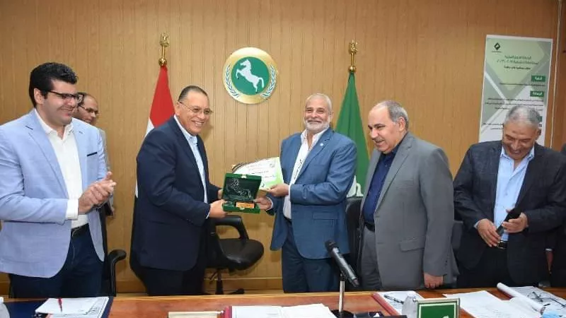 محافظ الشرقية يُكرم مدير إدارة العلاقات العامة والاعلام بالديوان
