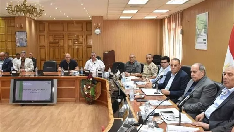 محافظ الشرقية يُشدد على إزالة الإعلانات المخالفة