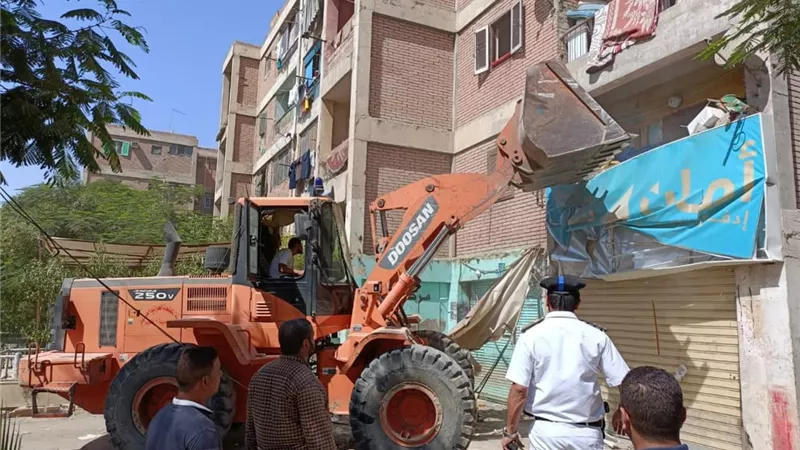 حملة مكبرة بـ6 أكتوبر لسحب الوحدات المخالفة بالحي السادس .. صور