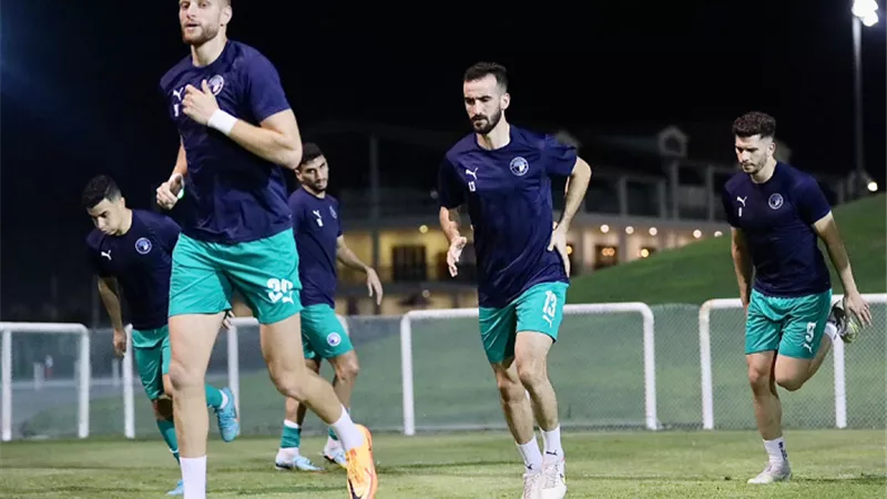 بيراميدز يؤدى تدريبات الإحماء على ملعب سيفنز ستاديوم