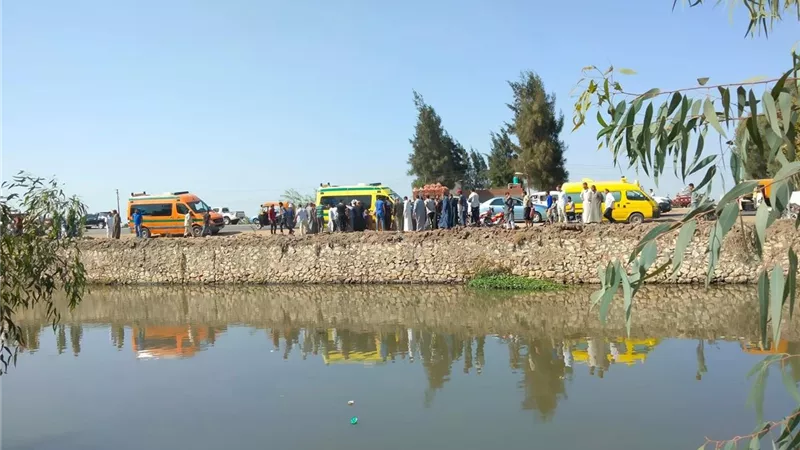 مصرع واصابه 5 طلاب بكلية طب فى انقلاب سيارة بترعة بالشرقية