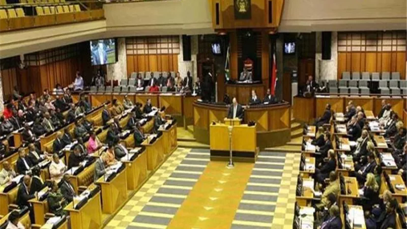 برلمان جنوب أفريقيا يرفض اقتراحا بالتحقيق في فضيحة سرقة مزرعة رامافوز