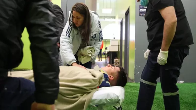 بالفيديو.. تفاصيل «جديدة» بواقعة إصابة حارس مرمى بـ«مباراة كلاسيكو» ونقله للمستشفى