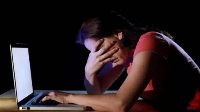 هددها بنشر صورها على مواقع التواصل.. إحالة شاب للجنايات بالجيزة